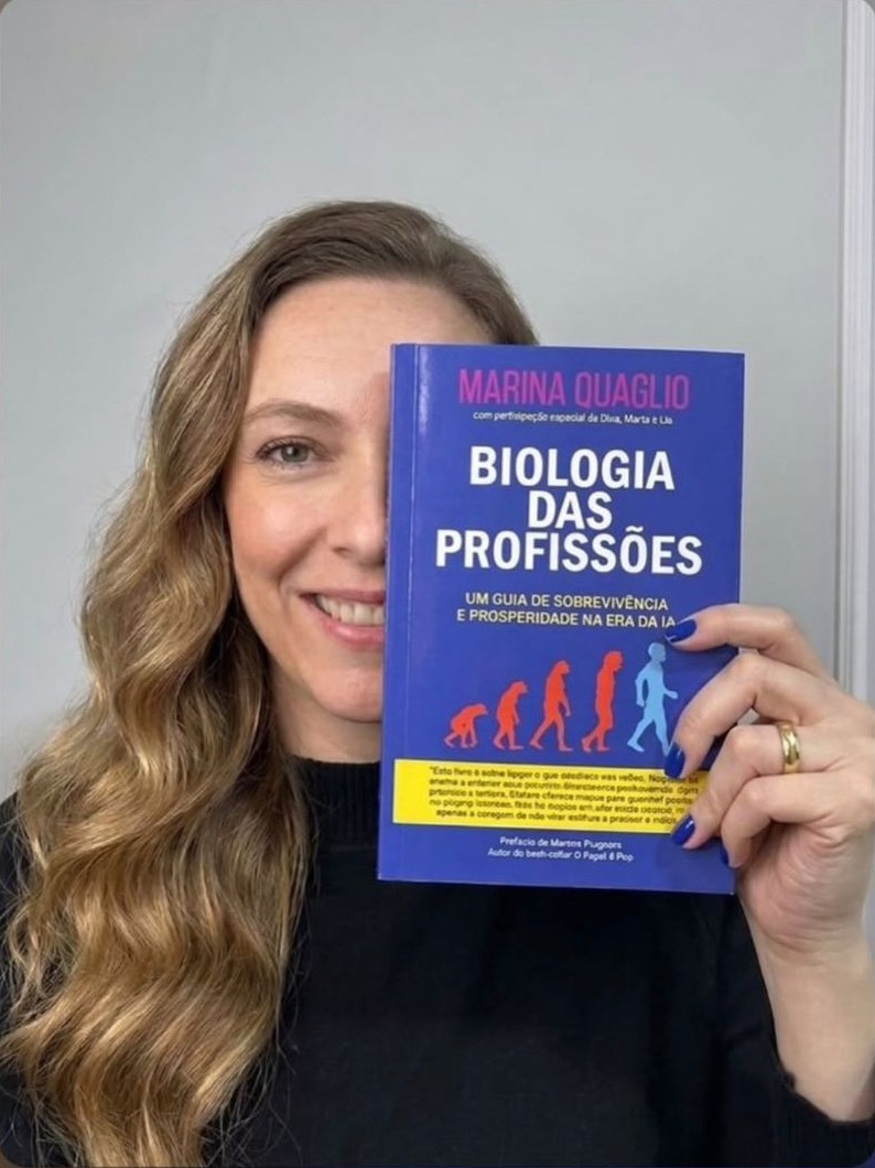 Marina Quaglio segurando o livro Biologia das Profissões